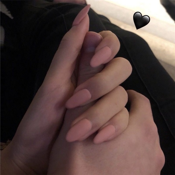 Beautiful Press-on Nails for women - Picture 3 of 3